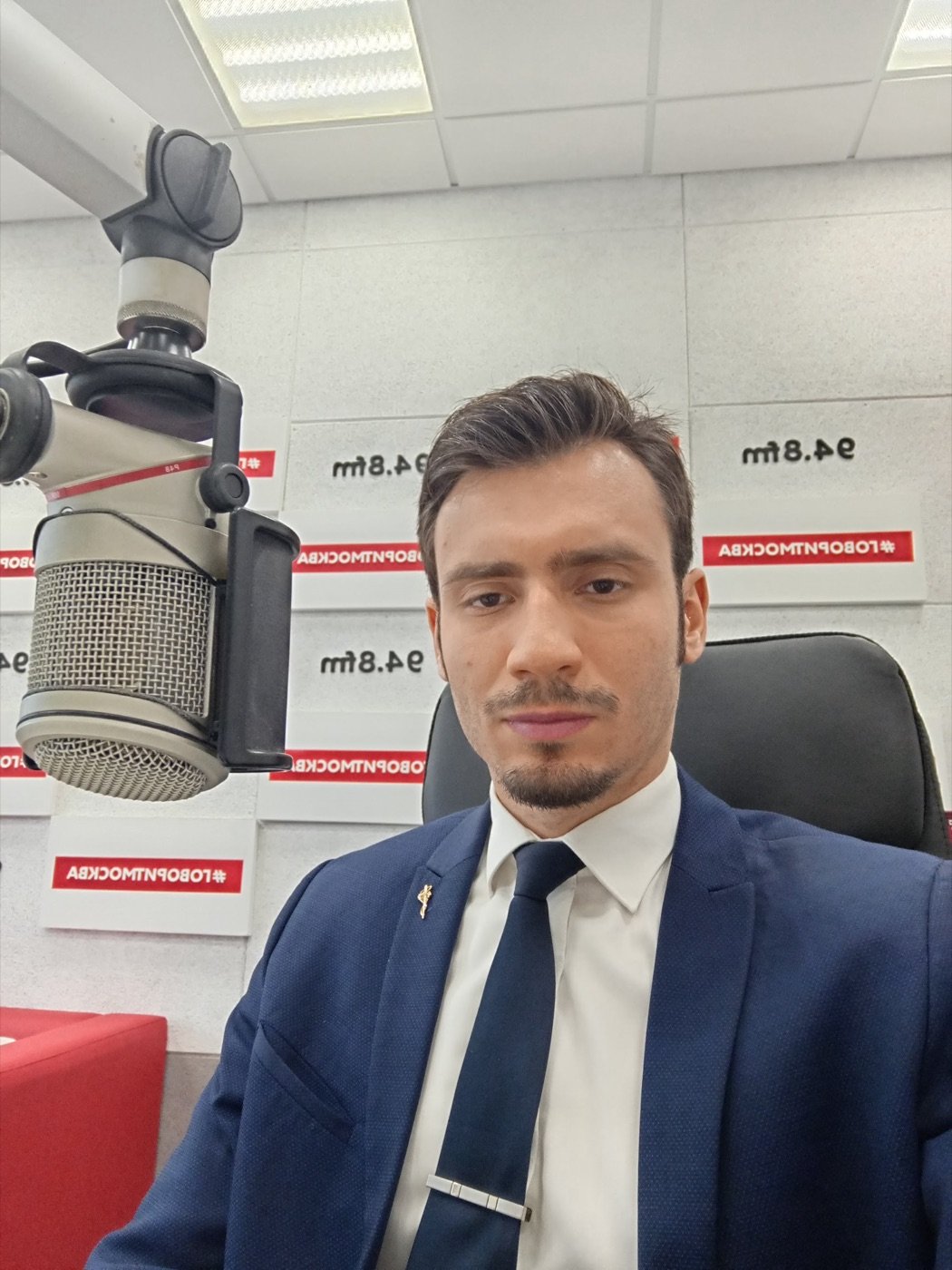 في استوديو إذاعي