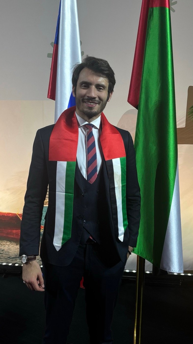 احتفال مع الإمارات